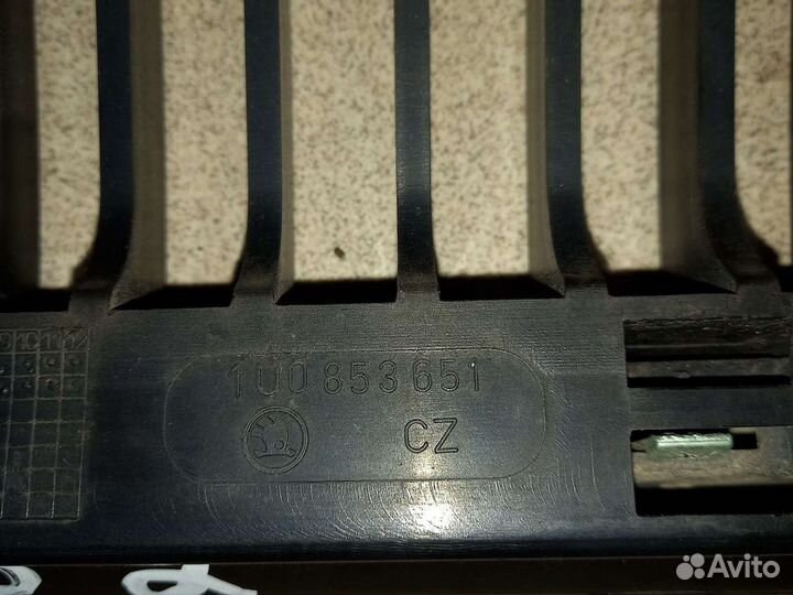 Решетка радиатора Skoda Octavia - 1U0853651