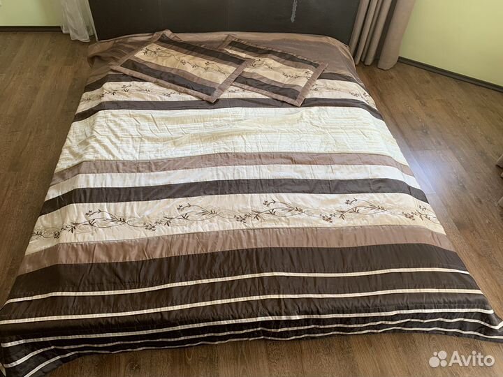 Декоративное покрывало и две наволочки