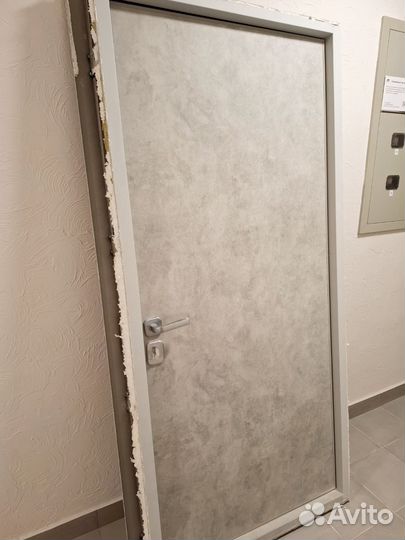Дверь входная металлическая от застройщика