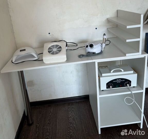 Маникюрный стол