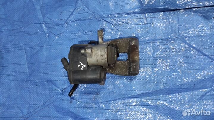 Суппорт тормозной задний левый Volkswagen Passat B