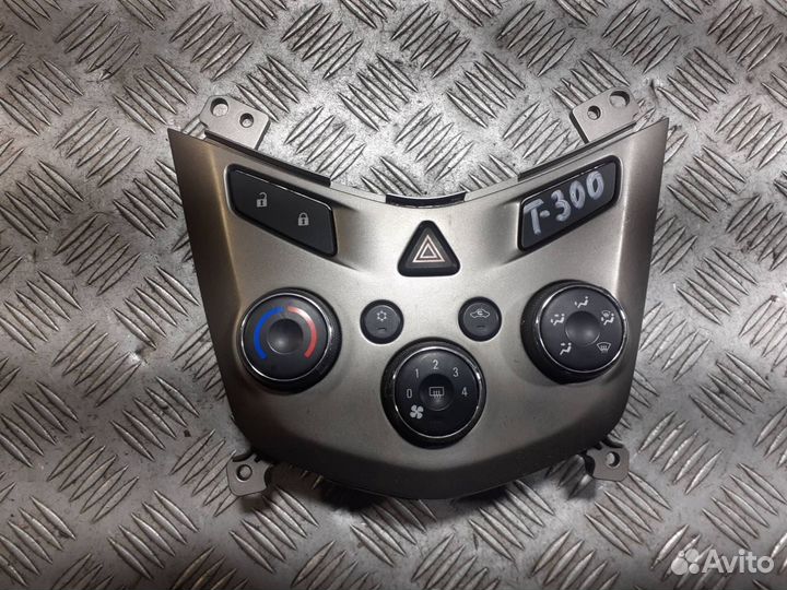 Блок управления печкой Chevrolet Aveo T300