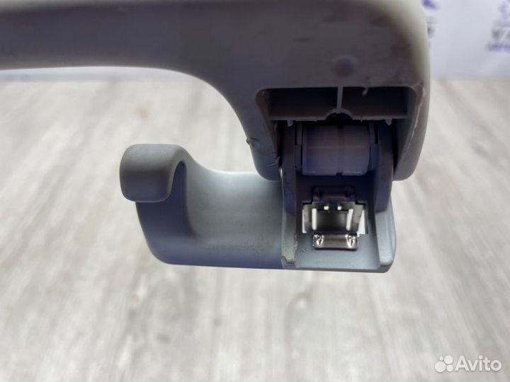 Ручка внутренняя потолочная задняя правая Skoda