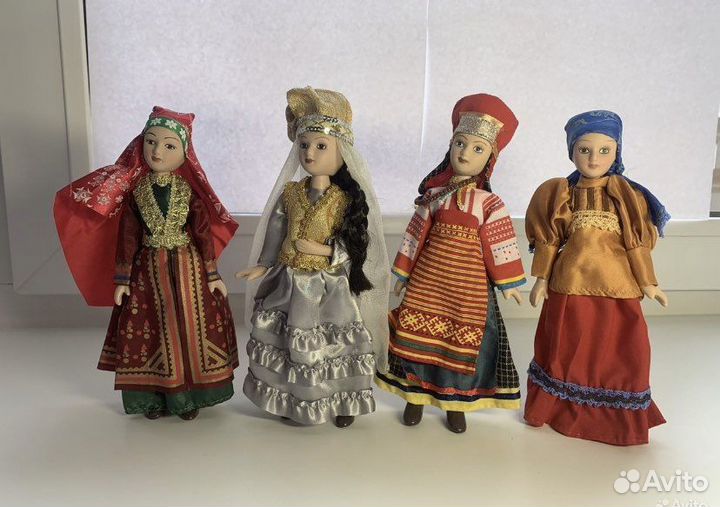 Кукла фарфоровая