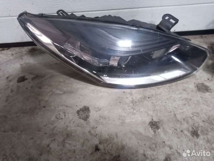 Фара правая Renault Megane3