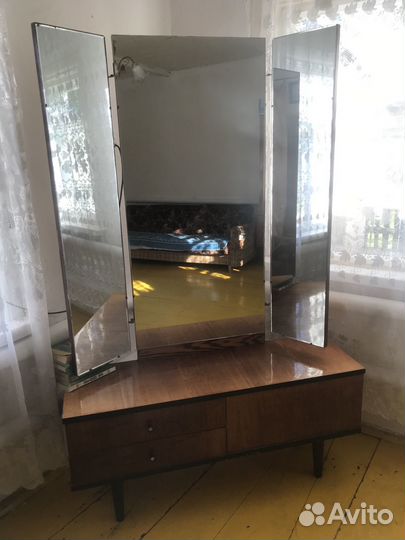 Трюмо с зеркалом