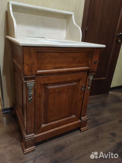 Раковина с тумбой и зеркалом