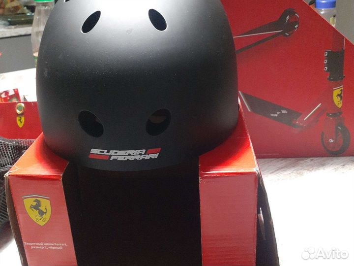 Защитный шлем ferrari