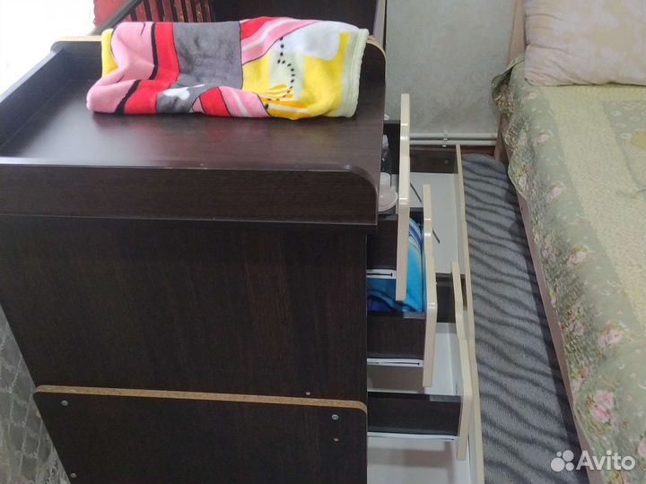 Детская кроватка с маятником и ящиком