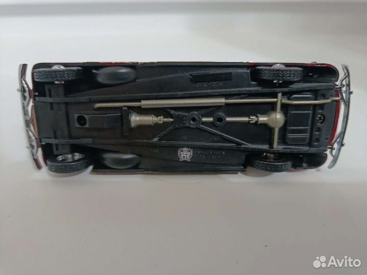 Модель автомобиля 1:43
