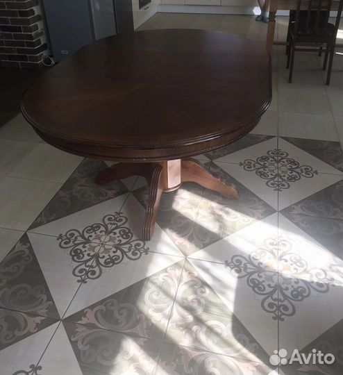 Стол из дерева Гивея