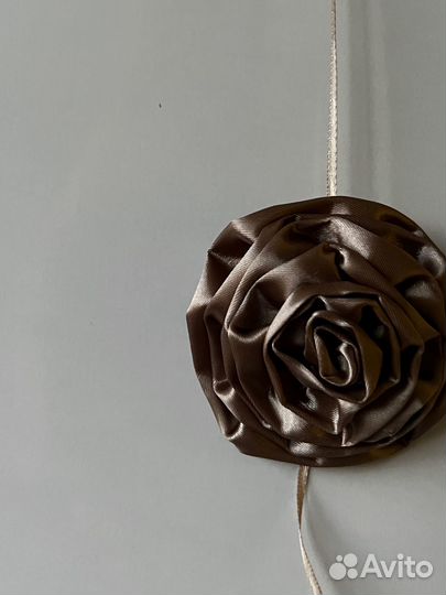 Цветок чокер-брошь из ткани ручной работы