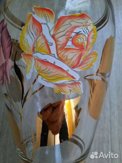 Ваза высота 21 см. Красивая С цветами и позолотой