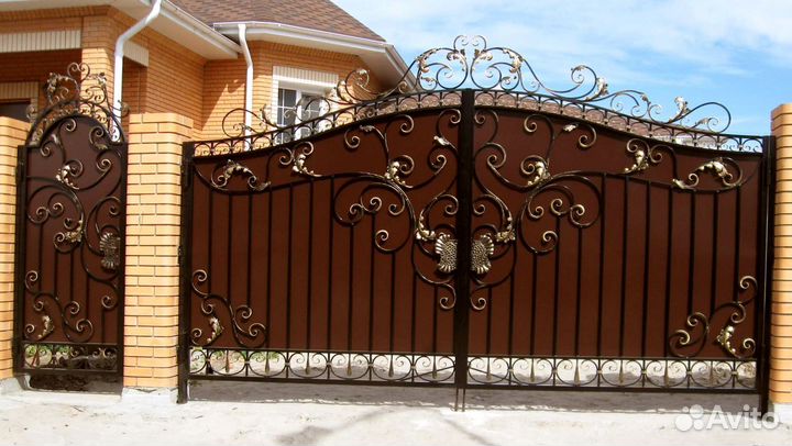 Кованные распашные ворота с забором