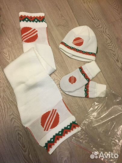 Набор новый: шапка, шарф, варежки