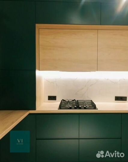 Кухня встроенная светлая