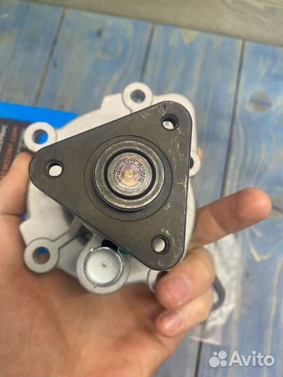 Помпа водяная Hyundai ix35, SantaFe 2, Sonata