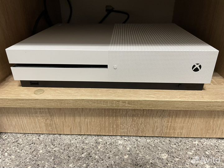 Xbox One S 1Tb + геймпад + диск