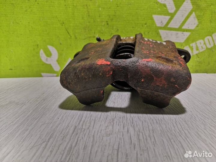 Суппорт передний правый Фольксваген Гольф 3 Венто