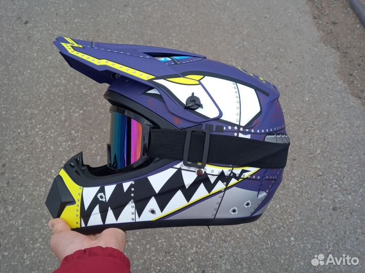 Кроссовый шлем