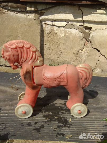 Розовый конь-каталка игрушка СССР