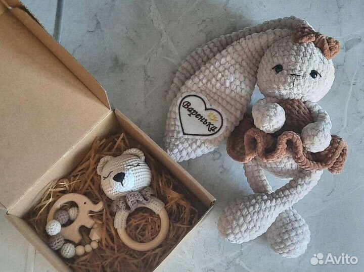 Зайка в платье. Игрушки вязаные с метрикой