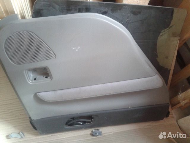 Обшивка и стекло от задней левой двери субару