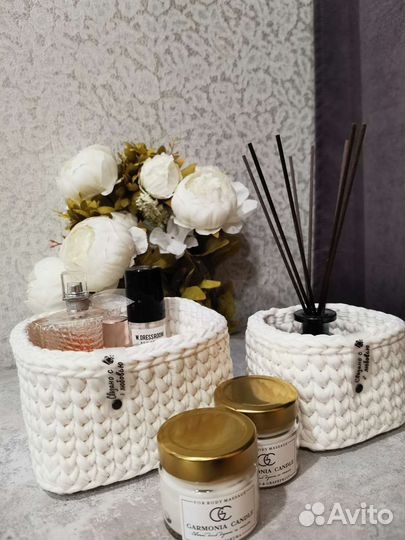 Набор вязаных белоснежных квадратных корзинок