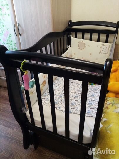 Детская кроватка с маятником. Доставка