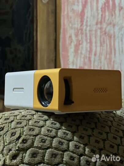 Мини проектор мультимедийный для фильмов YG-300