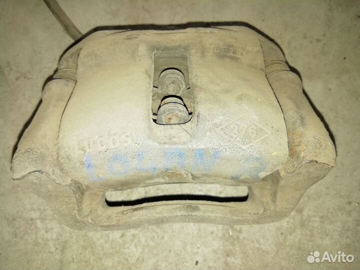 Суппорт передний правый Рено Логан