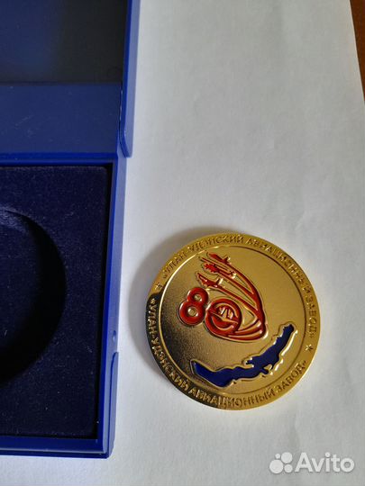 Медаль значки брелки авиац-ного завода 75 и 80 лет