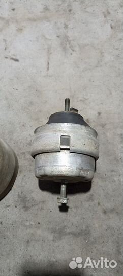 Подушка крепления двигателя Ауди а4б5 VW Пассат б5