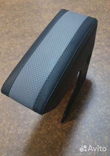 Подлокотник с серой вставкой ваз 2114