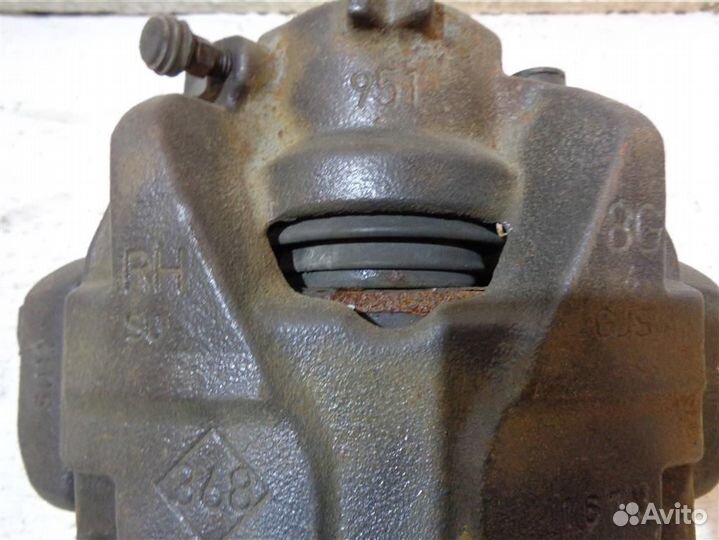 Суппорт передний правый Renault Fluence 2010