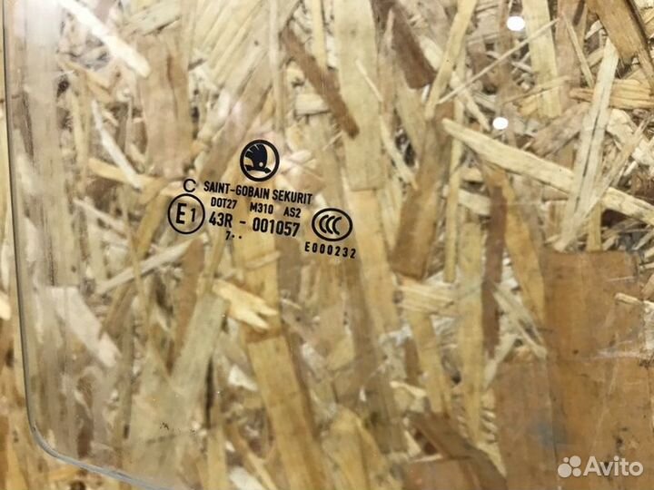Стекло двери переднее правое Skoda Fabia 2 хетчбек