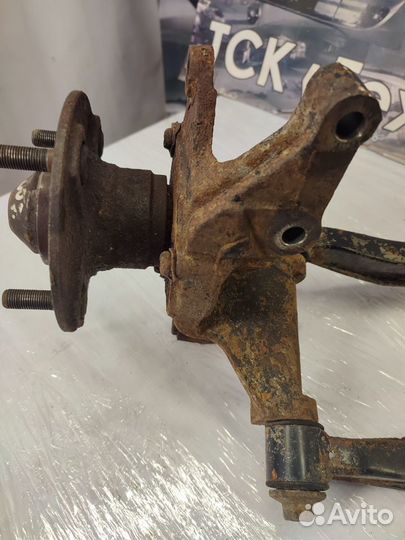 Кулак задний Nissan Primera P10