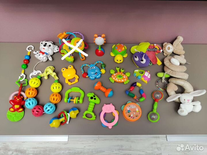 Набор погремушек и игрушек для малышей