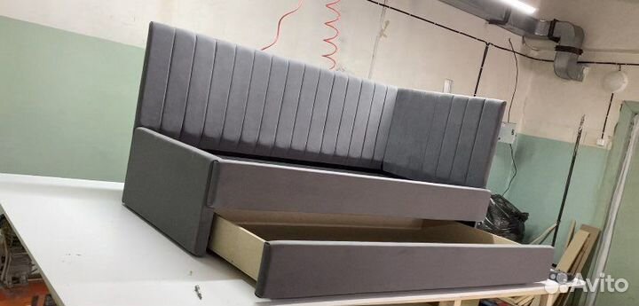 Кровать с мягкой спинкой для ребенка