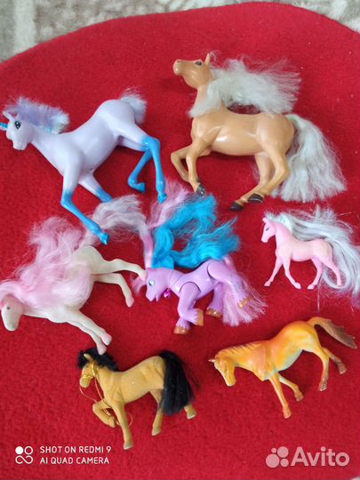 Коллекция игрушек лошадок