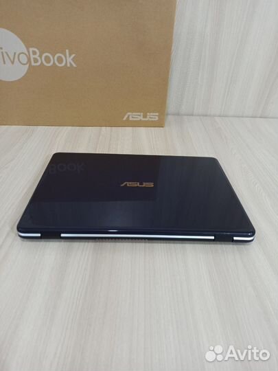 Ноутбук Asus в коробке