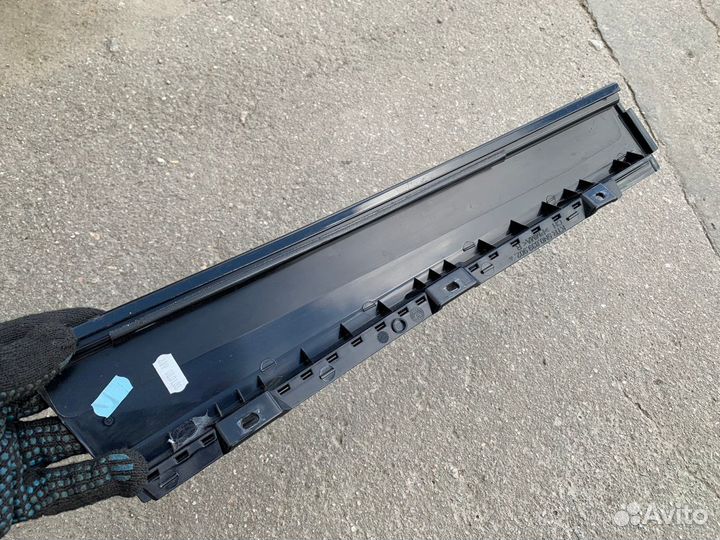 Накладка двери задней правой вертикальная Tiguan 1