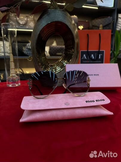 Солнцезащитные очки Miu Miu