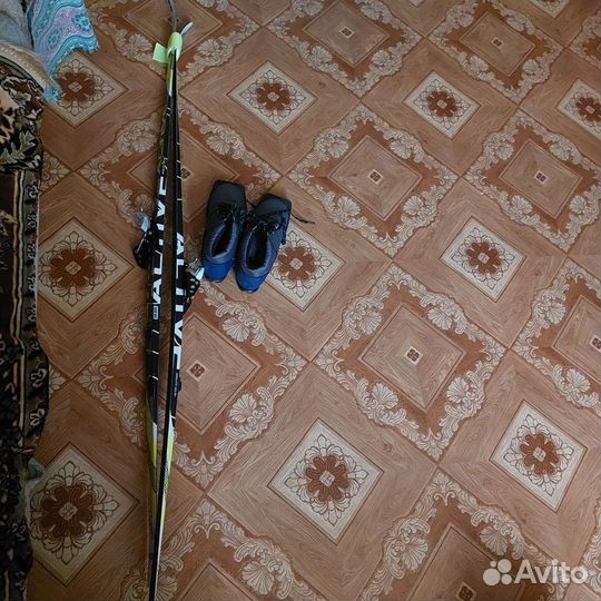 Лыжи с палками и ботинками