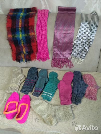 Шарфы и вязаные носки вязала сама