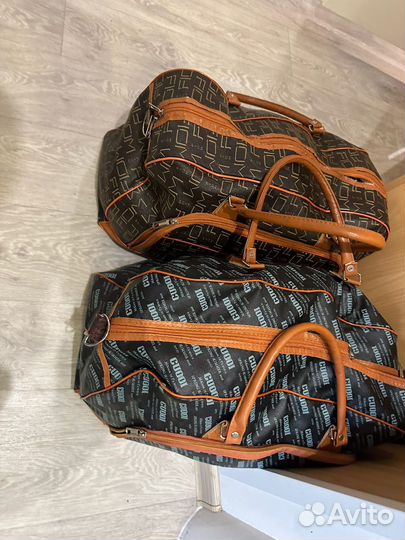 Отдам две сумки женских вещей, обувь