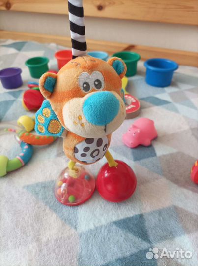 Игрушки для малышей и коврик