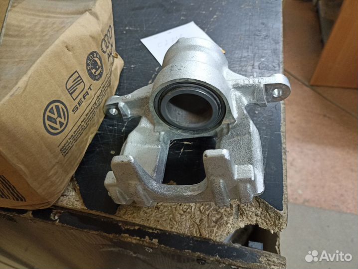 Суппорт тормозной задний левый VW crafter (2006)