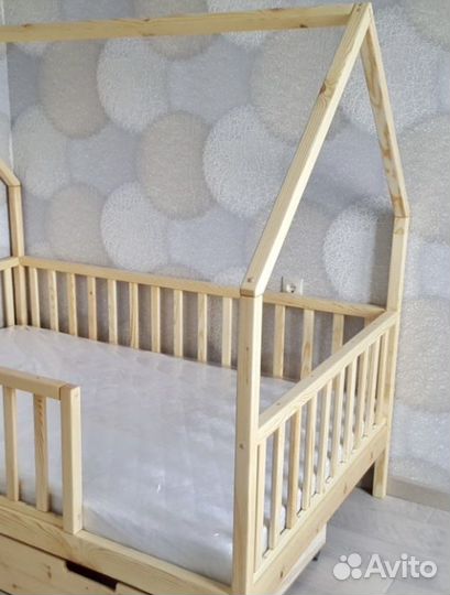 Кровать домик в натуральном цвете дерева