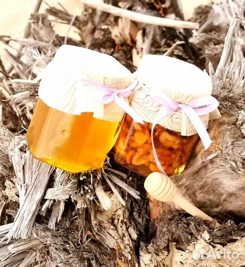 Мед в сотах с небольшой семейной пасеки